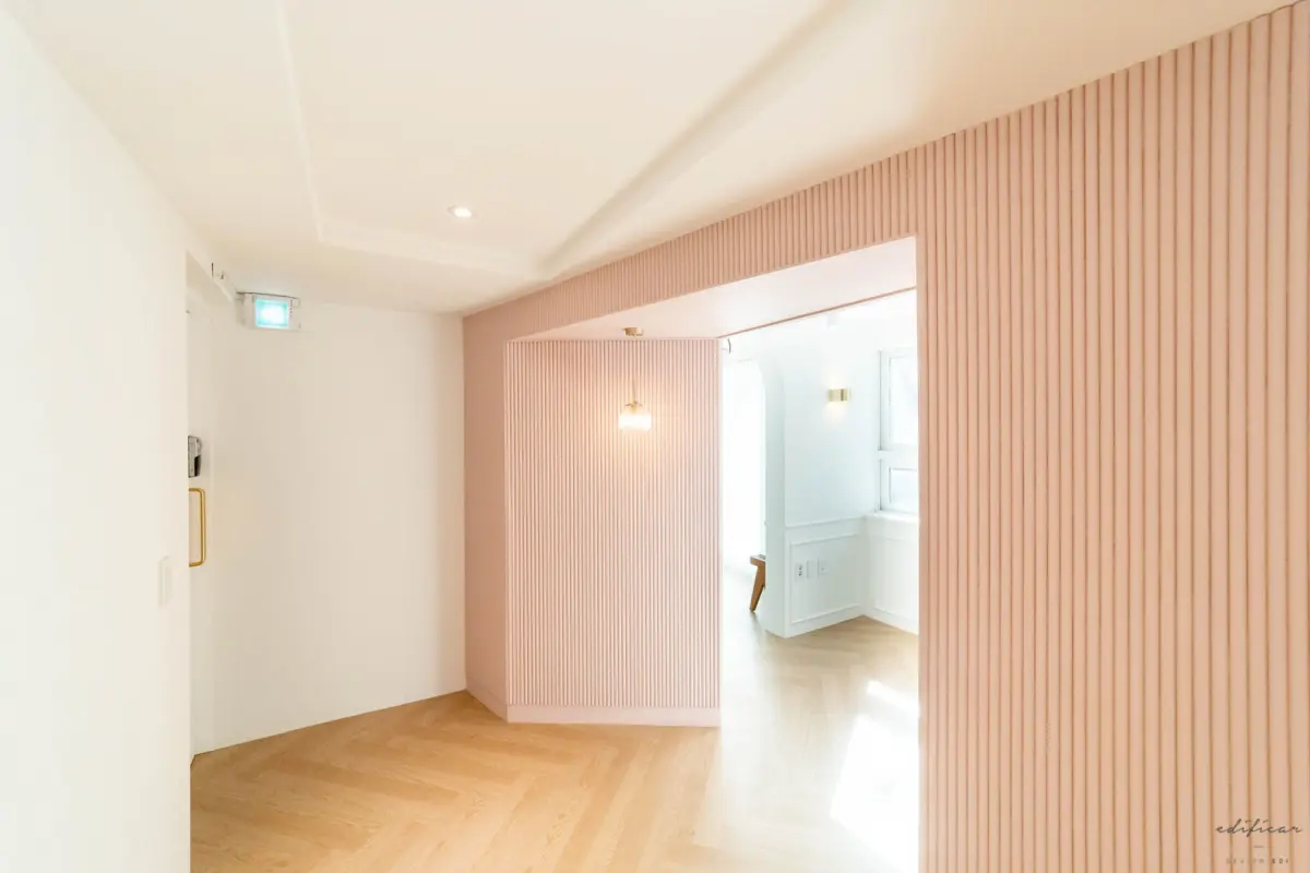 핑크 루버 포인트의 감각적인 신사동 오피스